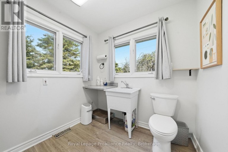 33 PEATS POINT LANE, Prince Edward County (Ameliasburg Ward), Ontario, K8N4Z7