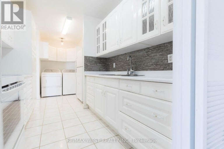 1503 - 3025 QUEEN FREDERICA DRIVE, Mississauga (Applewood), Ontario, L4Y3A1