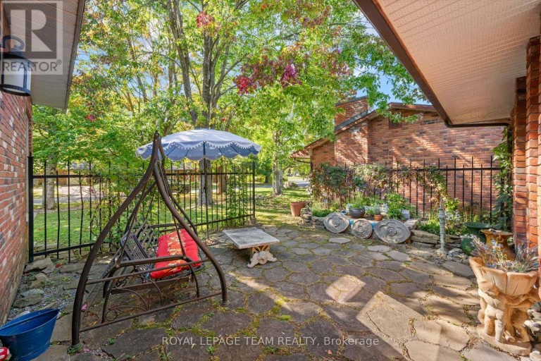 33 RUTHERFORD CRESCENT, Ottawa, Ontario, K2K1N1