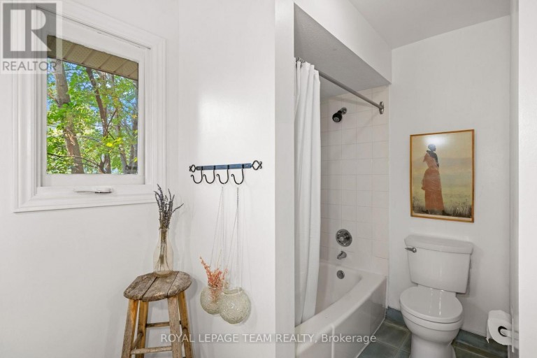 33 RUTHERFORD CRESCENT, Ottawa, Ontario, K2K1N1