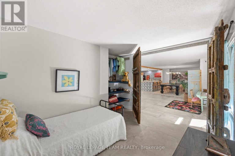 33 RUTHERFORD CRESCENT, Ottawa, Ontario, K2K1N1