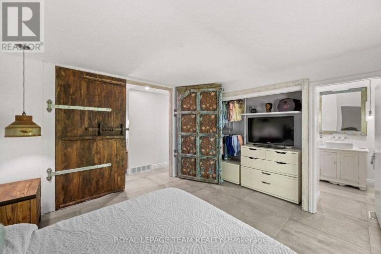 33 RUTHERFORD CRESCENT, Ottawa, Ontario, K2K1N1