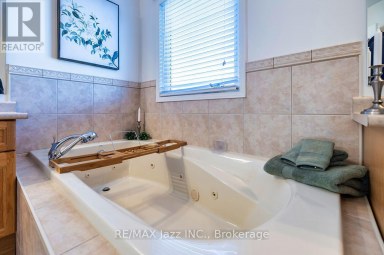 1546 RORISON STREET Oshawa (Taunton) Ontario photo 24