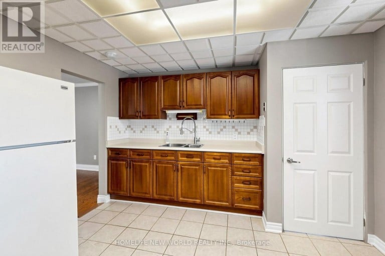 65 WALTER AVENUE, Newmarket (Bristol-London), Ontario, L3Y2T4