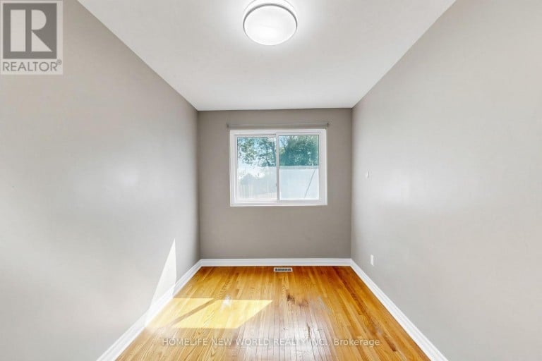 65 WALTER AVENUE, Newmarket (Bristol-London), Ontario, L3Y2T4