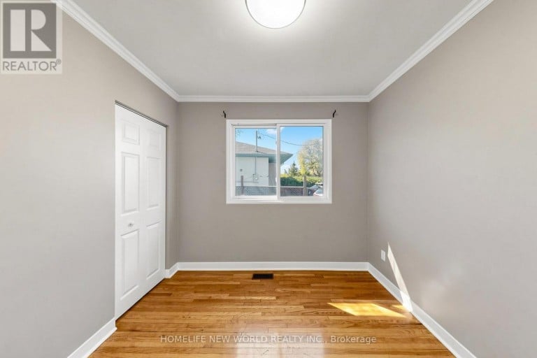 65 WALTER AVENUE, Newmarket (Bristol-London), Ontario, L3Y2T4