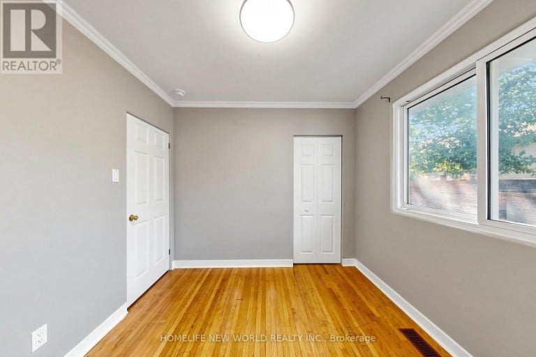 65 WALTER AVENUE, Newmarket (Bristol-London), Ontario, L3Y2T4