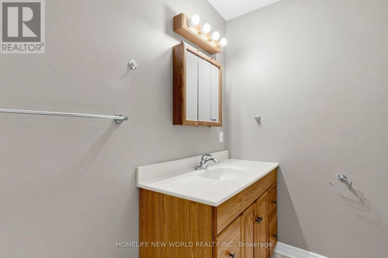 65 WALTER AVENUE, Newmarket (Bristol-London), Ontario, L3Y2T4