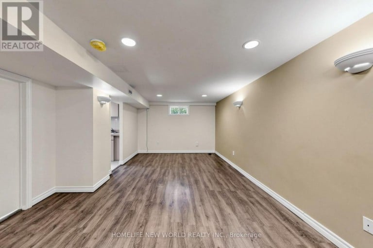 65 WALTER AVENUE, Newmarket (Bristol-London), Ontario, L3Y2T4