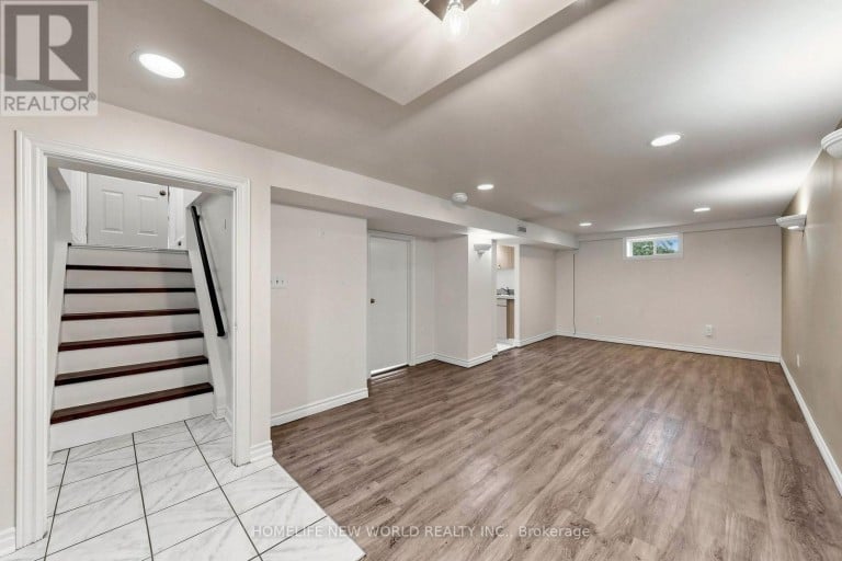 65 WALTER AVENUE, Newmarket (Bristol-London), Ontario, L3Y2T4