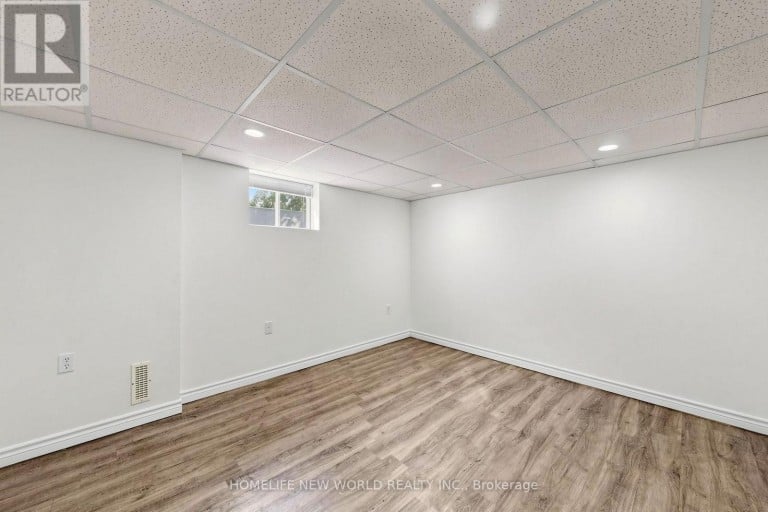65 WALTER AVENUE, Newmarket (Bristol-London), Ontario, L3Y2T4