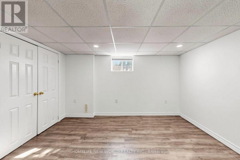65 WALTER AVENUE, Newmarket (Bristol-London), Ontario, L3Y2T4