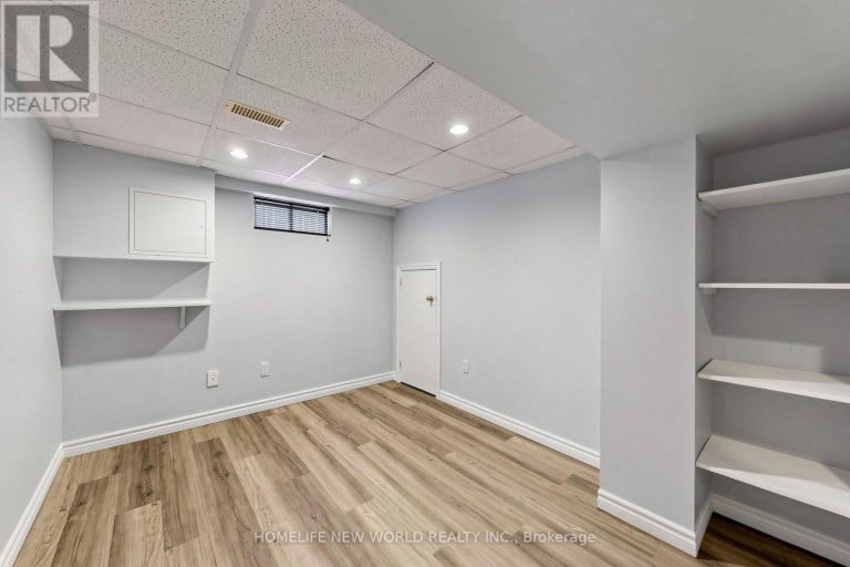 65 WALTER AVENUE, Newmarket (Bristol-London), Ontario, L3Y2T4