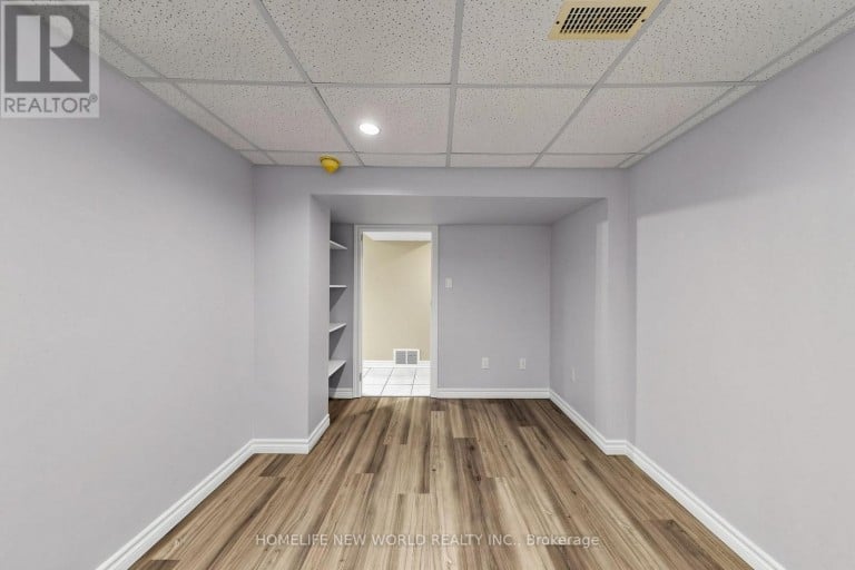 65 WALTER AVENUE, Newmarket (Bristol-London), Ontario, L3Y2T4