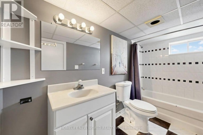 65 WALTER AVENUE, Newmarket (Bristol-London), Ontario, L3Y2T4