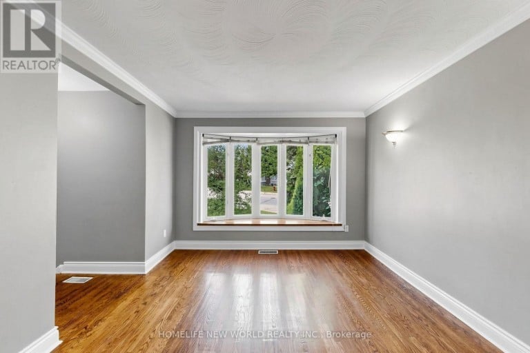 65 WALTER AVENUE, Newmarket (Bristol-London), Ontario, L3Y2T4