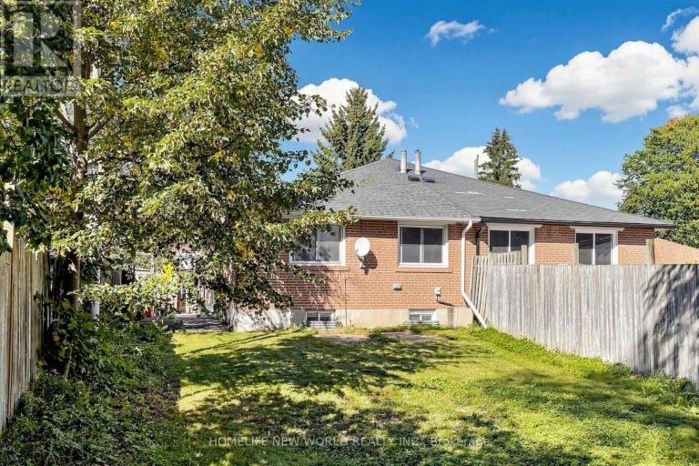 65 WALTER AVENUE, Newmarket (Bristol-London), Ontario, L3Y2T4