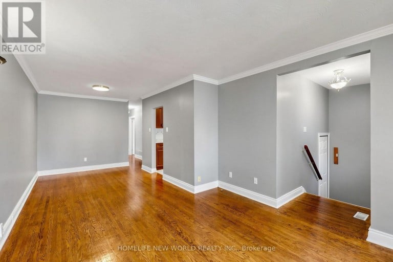 65 WALTER AVENUE, Newmarket (Bristol-London), Ontario, L3Y2T4