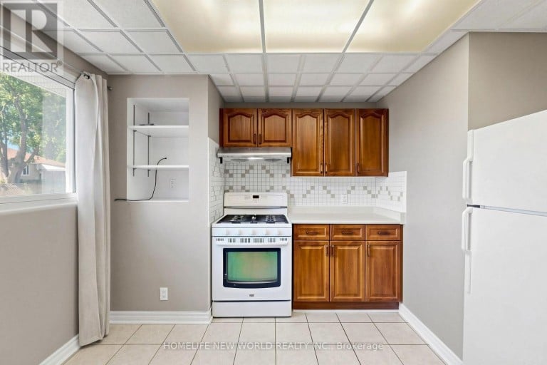 65 WALTER AVENUE, Newmarket (Bristol-London), Ontario, L3Y2T4