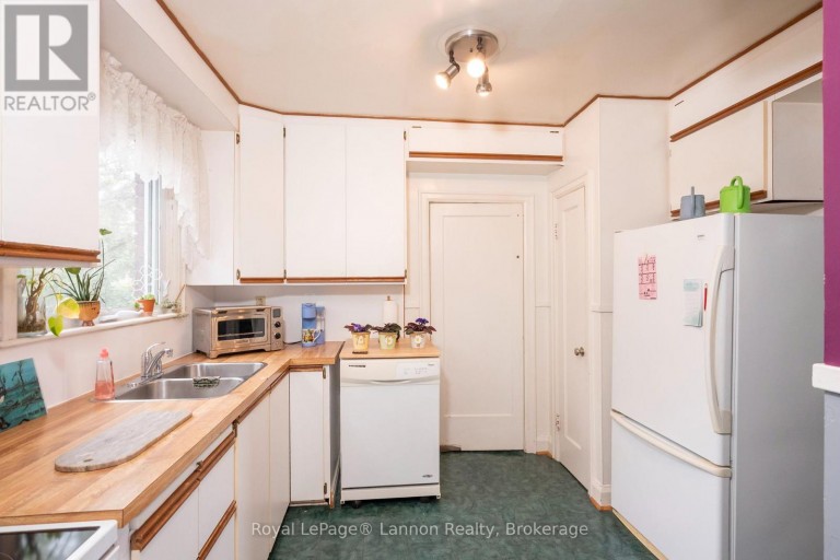 82 COLLEGE STREET W, Thunder Bay (College Heights), Ontario, P7A5J4