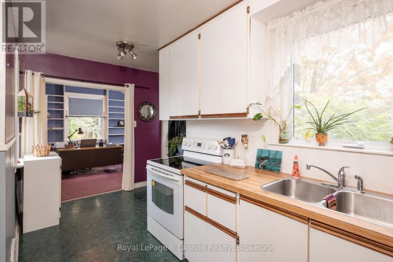 82 COLLEGE STREET W, Thunder Bay (College Heights), Ontario, P7A5J4