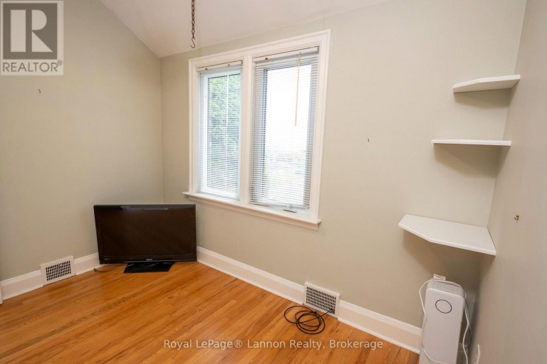 82 COLLEGE STREET W, Thunder Bay (College Heights), Ontario, P7A5J4