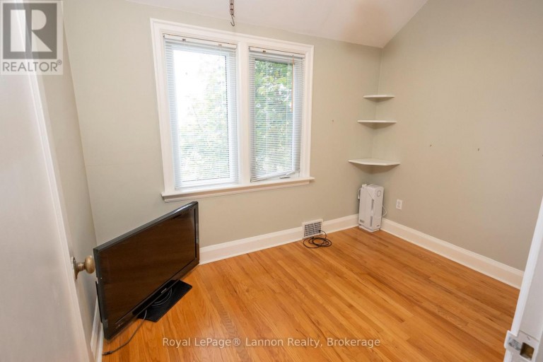 82 COLLEGE STREET W, Thunder Bay (College Heights), Ontario, P7A5J4