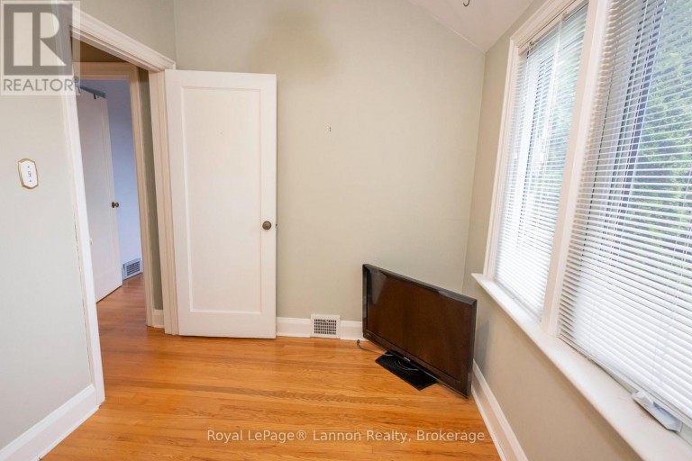 82 COLLEGE STREET W, Thunder Bay (College Heights), Ontario, P7A5J4
