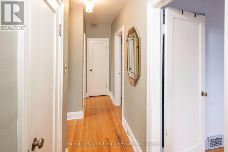 82 COLLEGE STREET W, Thunder Bay (College Heights), Ontario, P7A5J4