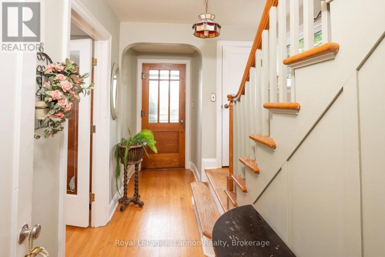 82 COLLEGE STREET W, Thunder Bay (College Heights), Ontario, P7A5J4