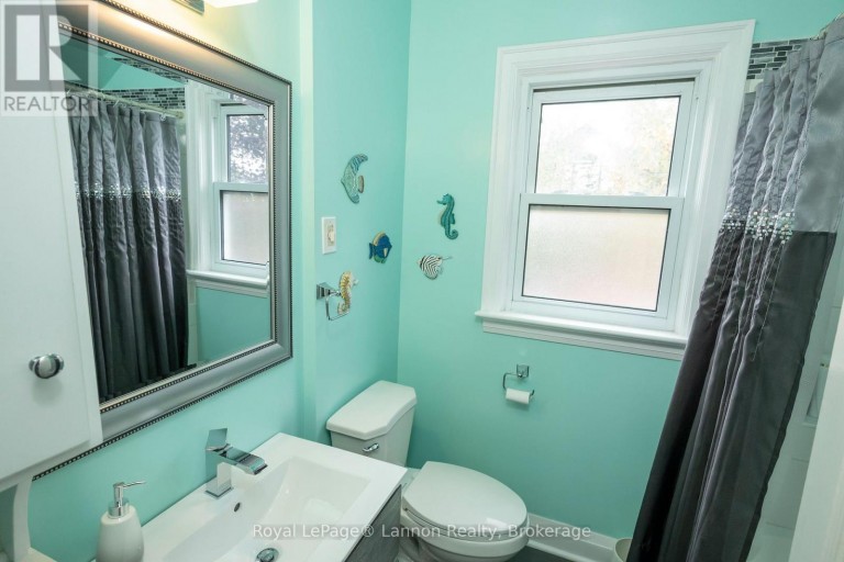 82 COLLEGE STREET W, Thunder Bay (College Heights), Ontario, P7A5J4