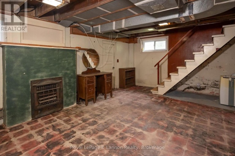 82 COLLEGE STREET W, Thunder Bay (College Heights), Ontario, P7A5J4