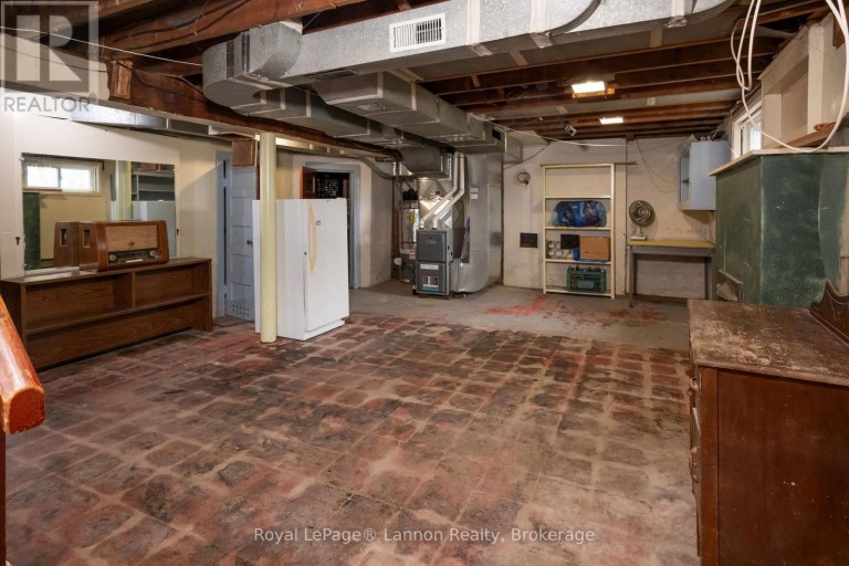 82 COLLEGE STREET W, Thunder Bay (College Heights), Ontario, P7A5J4