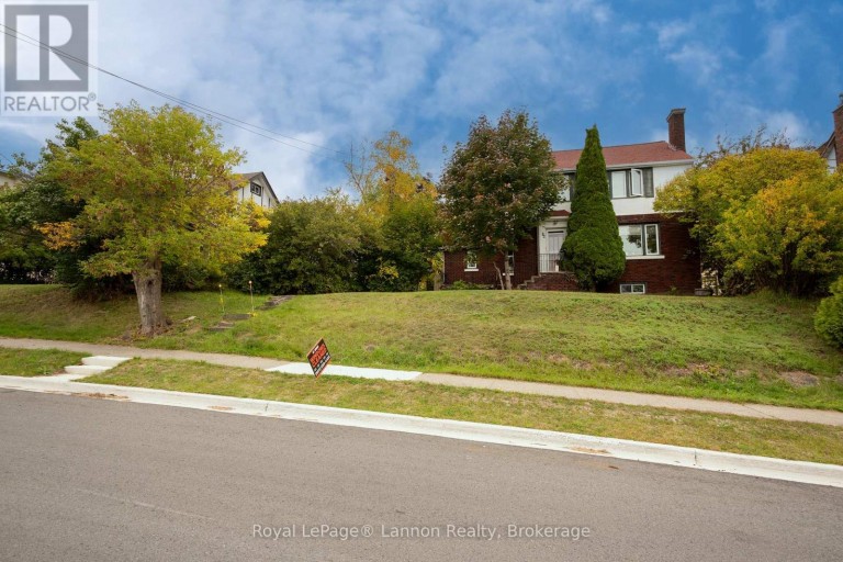 82 COLLEGE STREET W, Thunder Bay (College Heights), Ontario, P7A5J4