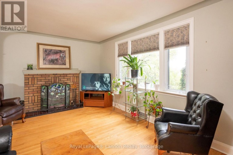 82 COLLEGE STREET W, Thunder Bay (College Heights), Ontario, P7A5J4