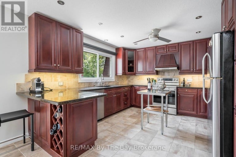 83 OLD MOSLEY STREET, Wasaga Beach, Ontario, L9Z2J5
