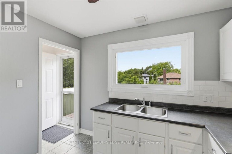 300 ANNSHEILA DRIVE, Georgina (Keswick South), Ontario, L4P3A5