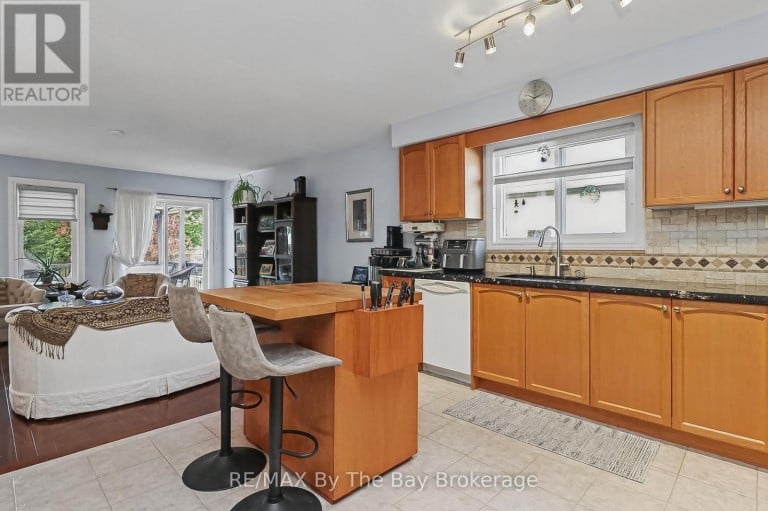 8 MIDDLEPORT DRIVE, Wasaga Beach, Ontario, L9Z3C1