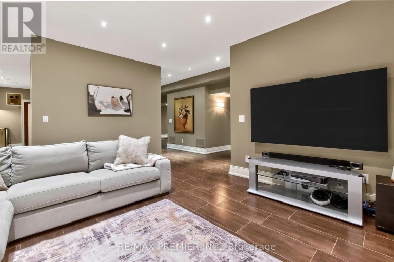 243 RUMBLE AVENUE, Richmond Hill (Mill Pond), Ontario, L4C4G5