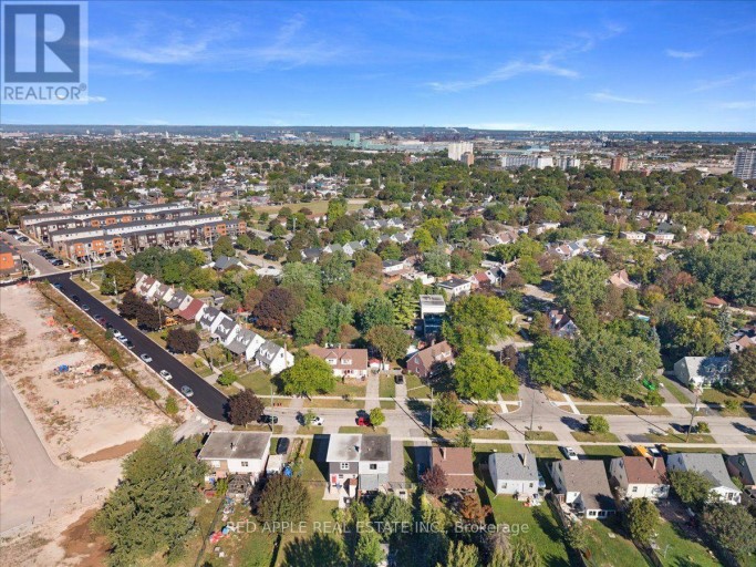 10 ARMSTRONG AVENUE, Hamilton (McQuesten), Ontario, L8H1M5