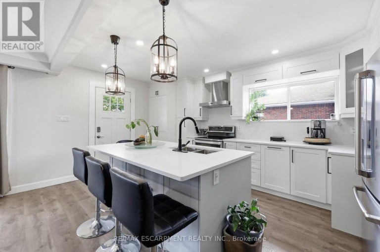 894 BRUCEDALE AVENUE E, Hamilton (Sunninghill), Ontario, L8B1S9