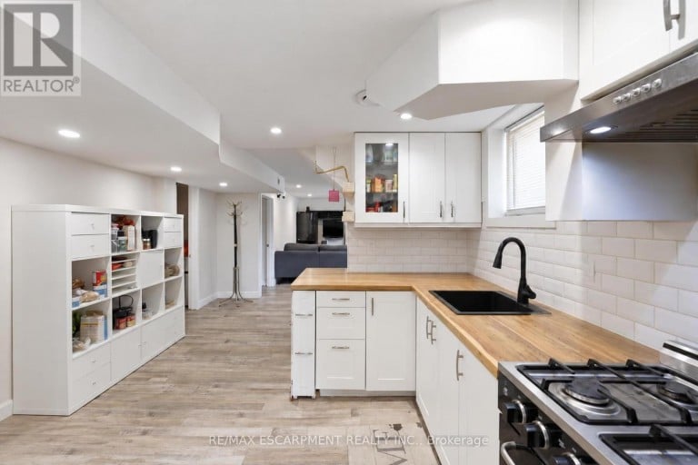 894 BRUCEDALE AVENUE E, Hamilton (Sunninghill), Ontario, L8B1S9