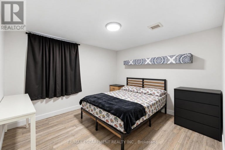 894 BRUCEDALE AVENUE E, Hamilton (Sunninghill), Ontario, L8B1S9