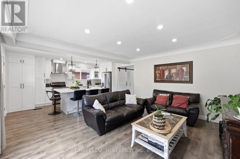 894 BRUCEDALE AVENUE E, Hamilton (Sunninghill), Ontario, L8B1S9