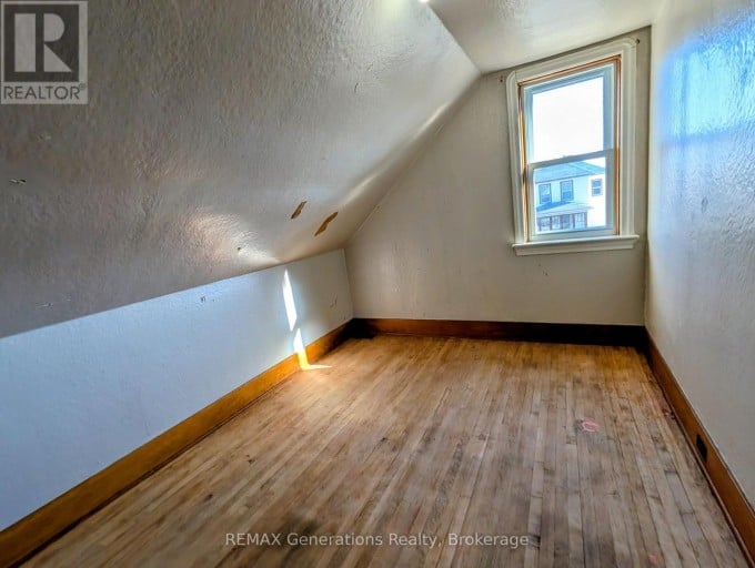 607 MCINTOSH STREET, Thunder Bay (East End), Ontario, P7C3A3