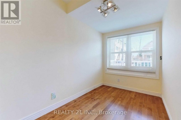 270 LINSMORE CRESCENT, Toronto (Danforth Village-East York), Ontario, M4J4L7