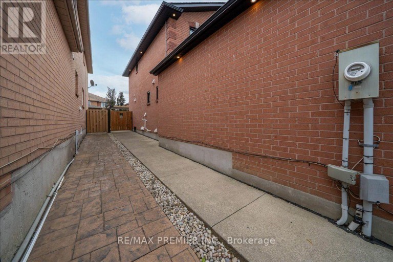 23 BERRYDOWN DRIVE, Caledon (Bolton East), Ontario, L7E1P9