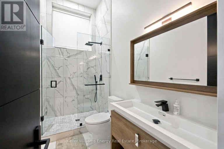 17 WALFORD ROAD, Toronto (Kingsway South), Ontario, M8X2P2