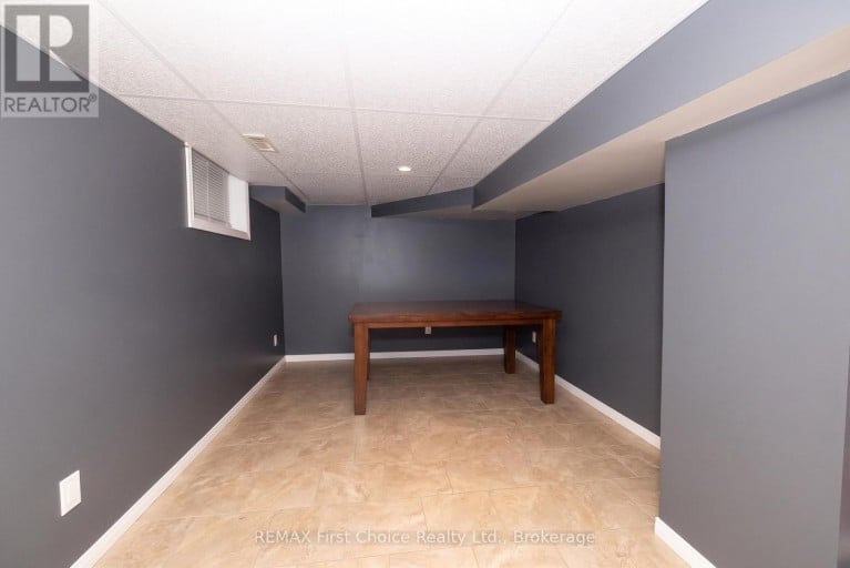 322 OGDEN STREET, Thunder Bay (East End), Ontario, P7C2N3