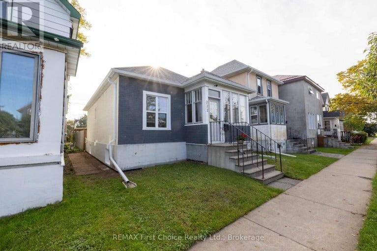 322 OGDEN STREET, Thunder Bay (East End), Ontario, P7C2N3